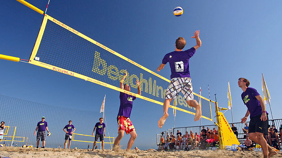 Angriff beim Beach-Volleyball Beachline Festival in Riccione Dynamischer Beach-Volleyball Angriff