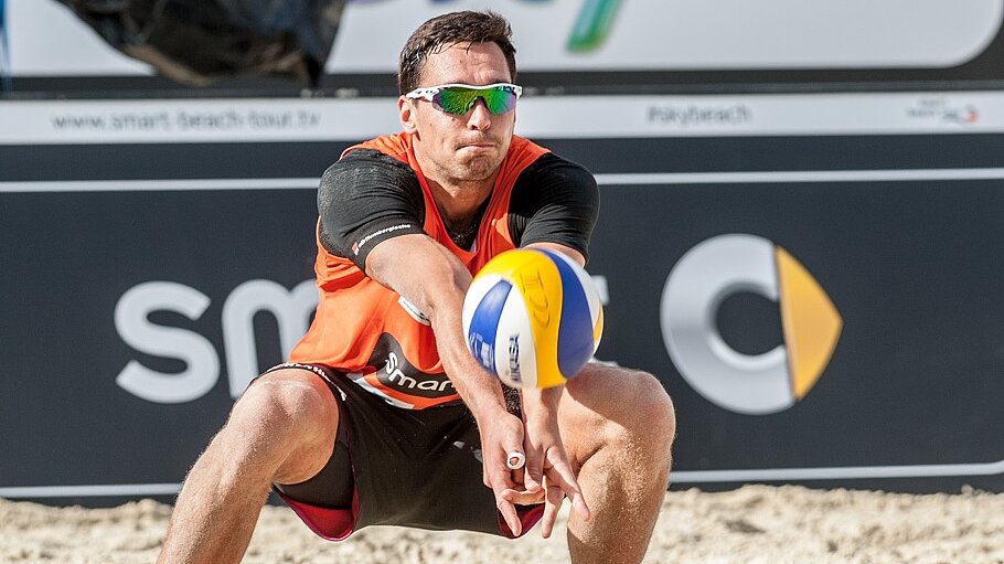Beach-Volleyballer Jonathan Erdmann bei der tiefen Annahme im Vorderfeld Beach-Volleyballer Jonathan Erdmann bei der tiefen Annahme im Vorderfeld