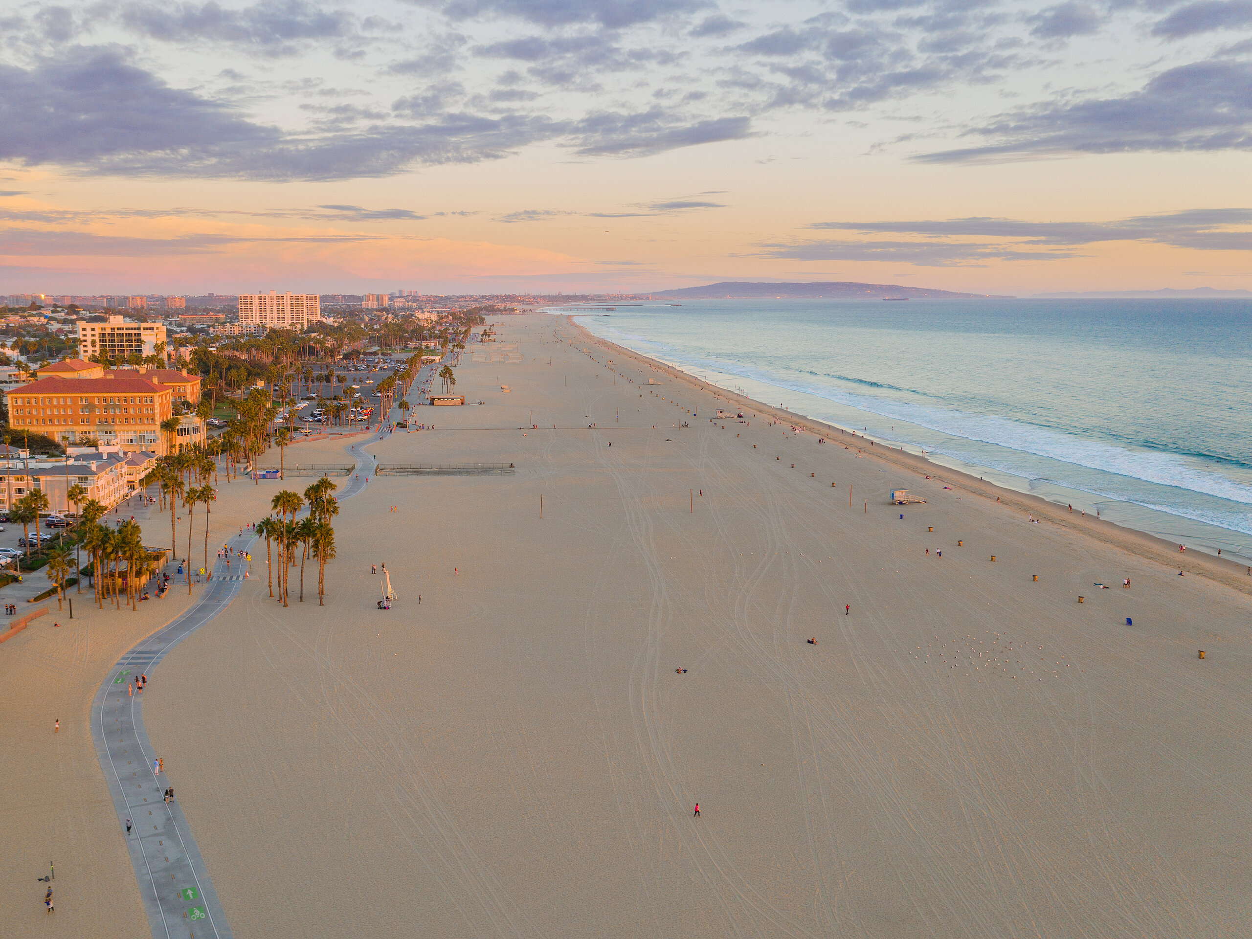 Der weitläufige Strand von Santa Monica Luftaufnahme vom weitläufigen Strand Santa Monicas
