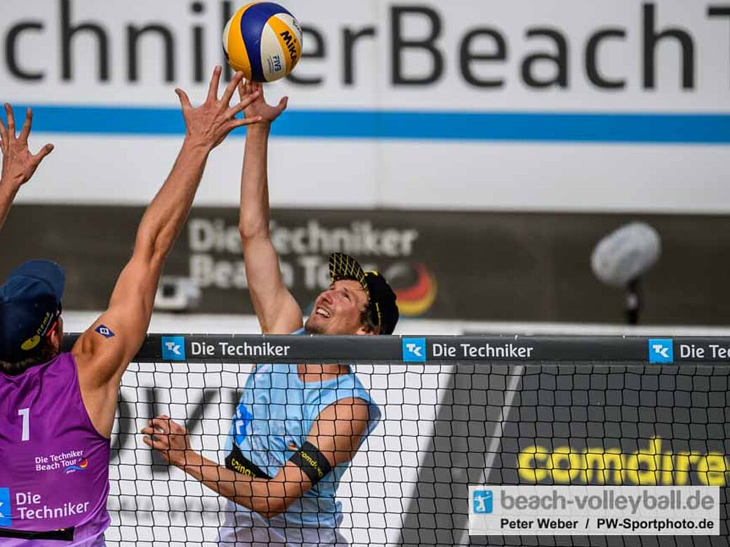 Jonas Schröder Beach-Volleyball Shotangriff bei Deutschen Meisterschaften in Timmendorfer Strand Jonas Schröder macht einen Shotangriff über den Block