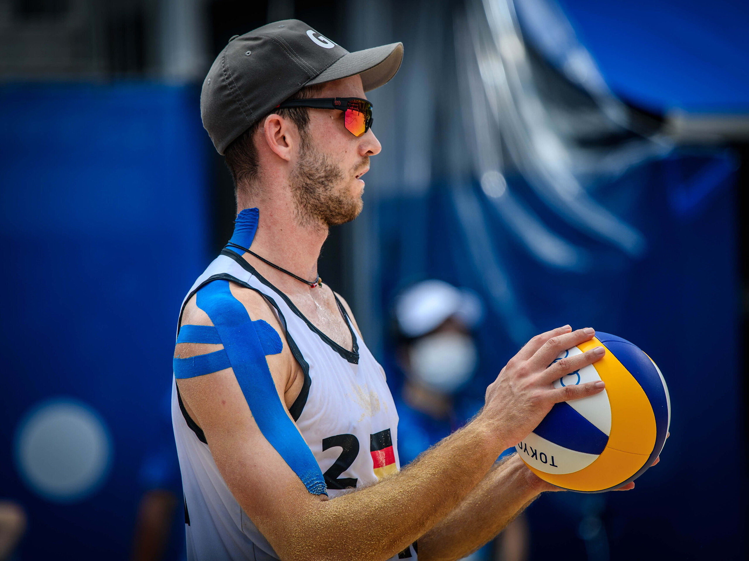 Clemens Wickler bereitet sich auf einen Aufschlag vor Beachvolleyball Spieler am Aufschlag