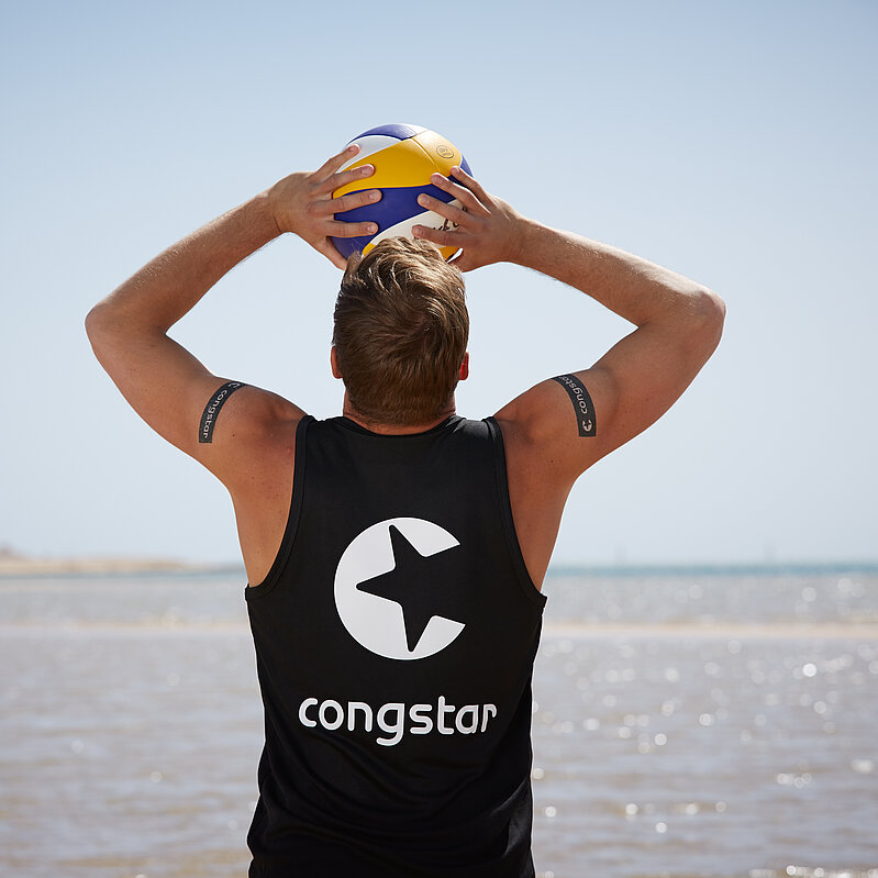 Beach-Volleyball Profi Paul Becker spielt zu Überkopf-Zuspiel