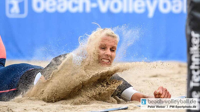 Sarah Schneider Abwehr an der Seitenlinie beim Beach-Volleyball in Timmendorfer Strand Ausdauer